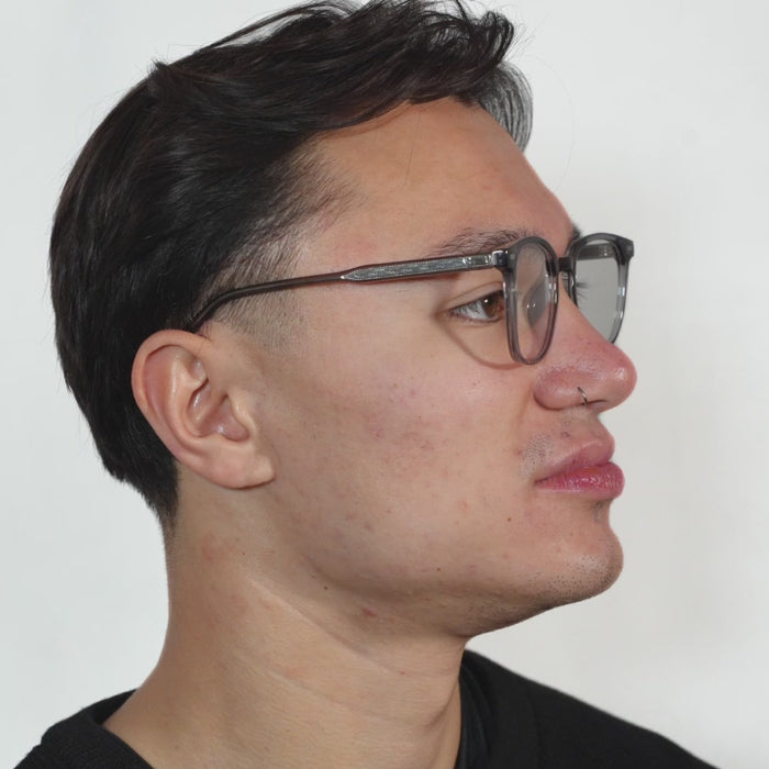 Man draagt grijs-transparante Visora blauwlichtbril – stijlvolle anti-blauwlicht computerbril.