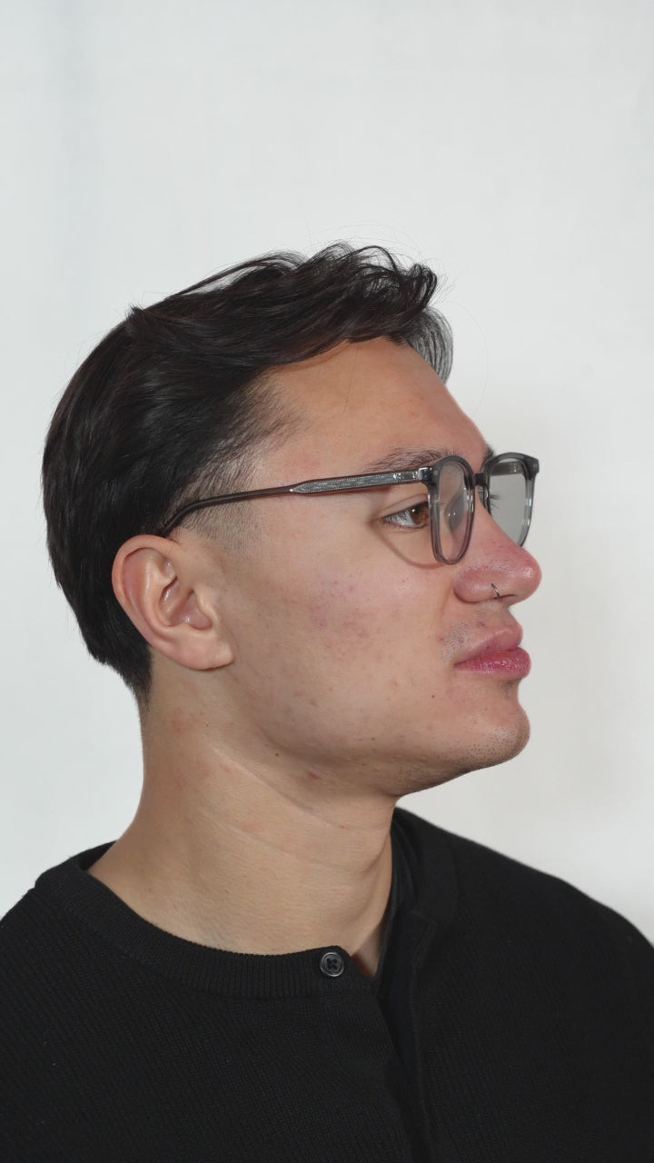 Man draagt grijs-transparante Visora blauwlichtbril – stijlvolle anti-blauwlicht computerbril.