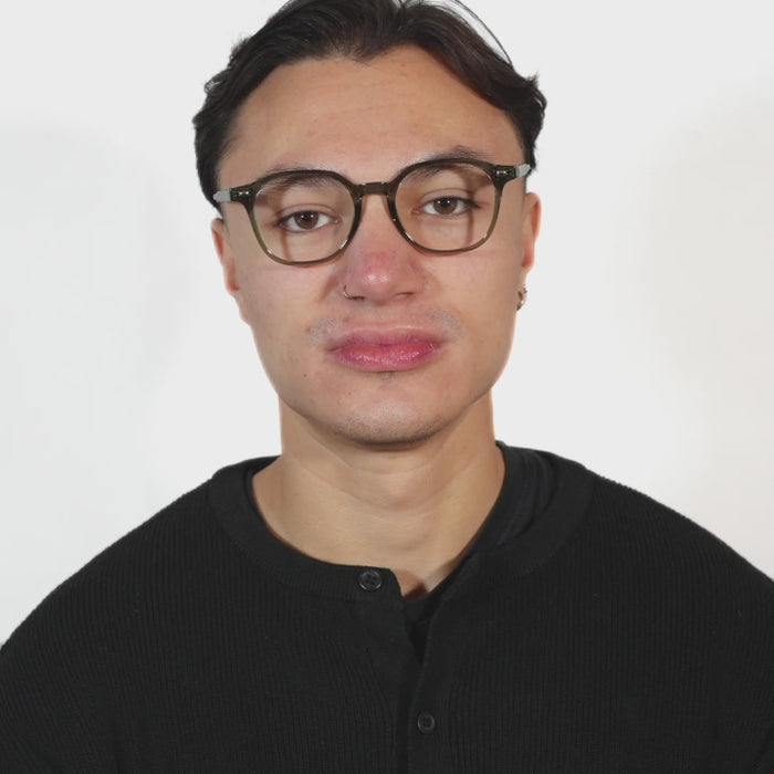 Man draagt groen-transparante Visora blauwlichtbril – stijlvolle anti-blauwlicht computerbril.