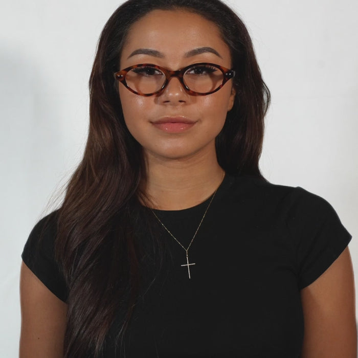 Model draagt de tortoise Visora VXRF-FLOW blauwlichtbril – modieuze computerbril met blauwlichtfilter.